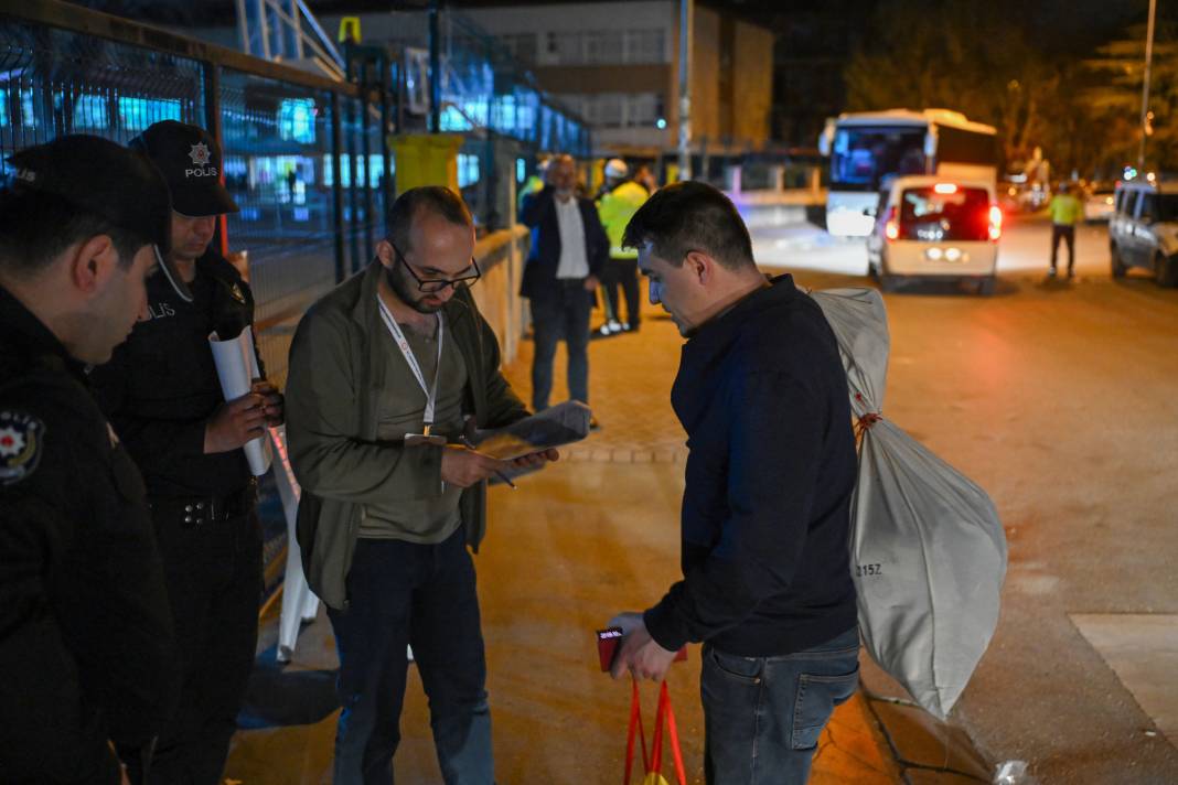 Sayım yapılan oylar güvenlik önlemleri altında ilçe seçim kurullarına götürüldü 7